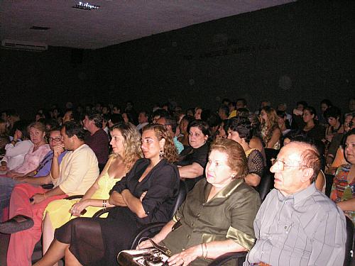 Mais de 300 pessoas prestigiam o show de Teca Calazans