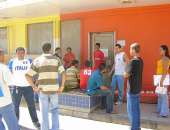 Jovens começam a chegar na loja da Jatiúca da McDonald´s para entregar seu currículos