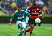Edmundo faz o segundo gol do Palmeiras