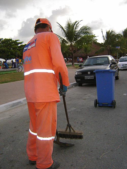 Funcionário trabalha para garantir limpeza de Maceió