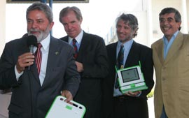 Da esq. para dir.: Lula, Nicholas Negroponte, da Media Lab, David Cavallo, da empresa na América do Sul, e Rodrigo Lara, da Radium System