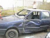 Fiat Uno ficou totalmente destruído após colisão com caminhão