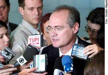 Renan indica comissão para investigar crise na aviação