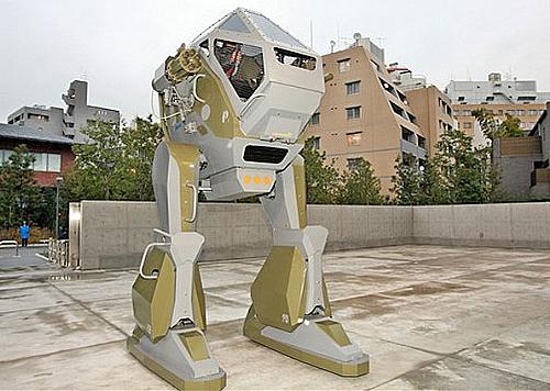 Engenheiro pilotou o Land Walker em frente ao Centro de Arte Nacional, em Tóquio