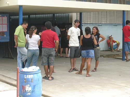 Estudantes e familiares na porta do Cefet após portões fechados