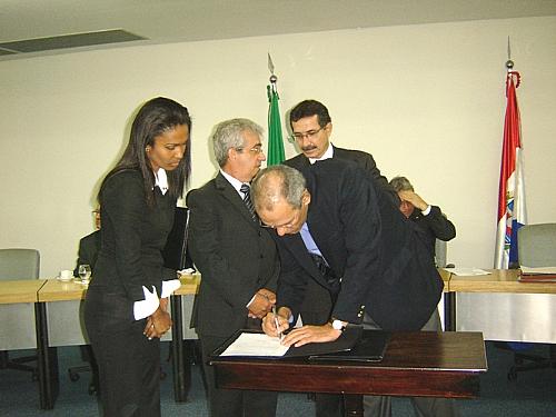 Novos conselheiros assinam o termo de posse em assembléia extraordinária realizada no Palácio República dos Palmares