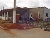 Chuva forte destrói muro de residência em Murici