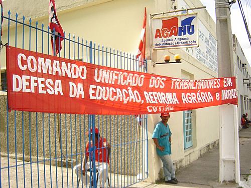 Trabalhadores rurais ocupam prédios públicos no Centro de Maceió