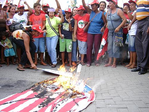Manifestantes queimaram bandeira americana durante protesto
