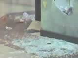 Barulho dos vidros quebrados assustou clientes que passavam pelo local