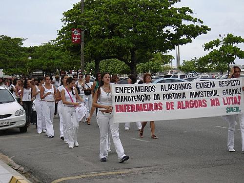 Passeata marca manifestação de enfermeiros de Maceió