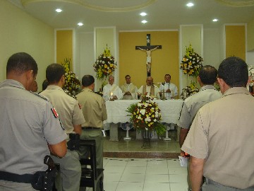 Fiéis compareceram à capela de São Jorge para a Santa Missa