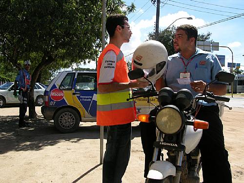 Motociclistas recebem orientações sobre uso de capacete