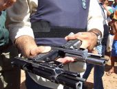 Policial apresenta duas pistolas 380 utilizadas pelos bandidos