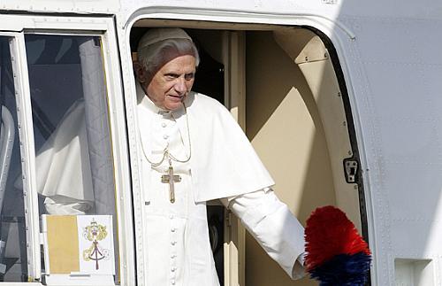 O papa Bento XVI desce de seu helicóptero pessoal, em Roma, para embarcar rumo a São Paulo