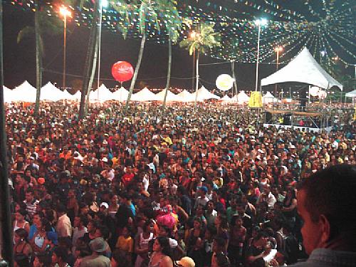 Milhares de pessoas lotaram estacionamento de Jaraguá durante São João