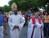 Celebrantes precedem imagem de São Pedro durante procissão