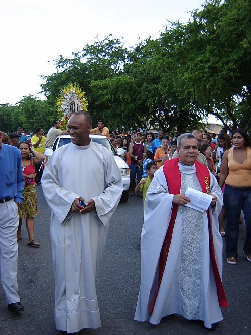 Celebrantes precedem imagem de São Pedro durante procissão