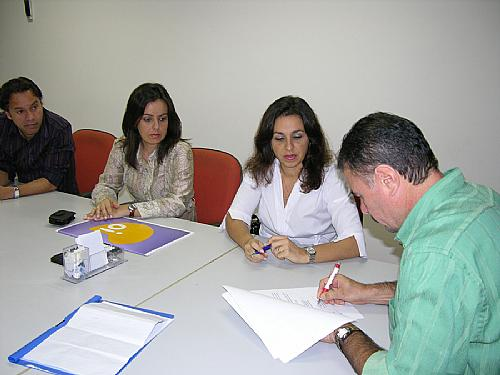 Almeida assina convênio com empresa Oi