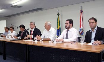 Governador Teotonio Vilela em reunião com prefeitos prometeu pagamento de dívidas