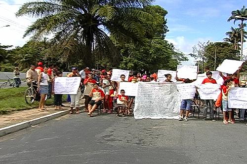 Estudantes da Associação Beneficente São Benedito realizam protesto