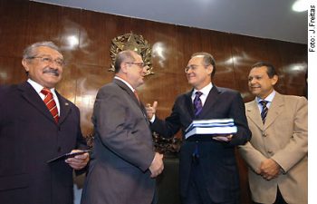 Ministro Paulo Bernardo entregou proposta orçamentária a Renan