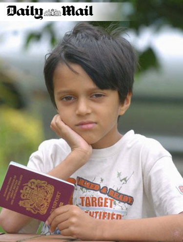 Javaid Iqbal segura o passaporte em foto feita pelo jornal "Daily Mail"