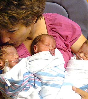 Victoria Lasita e os trigêmeos, nascidos há dois dias