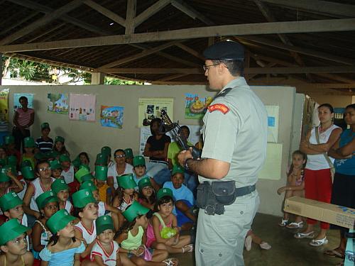 Devido o 'Dia do Soldado', os policiais militares visitam os estabelecimentos de ensino dando palestras e orientando as crianças sobre o serviço policial