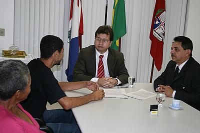 Pai de bebê e Gilberto Irineu são recebidos pelo procurador