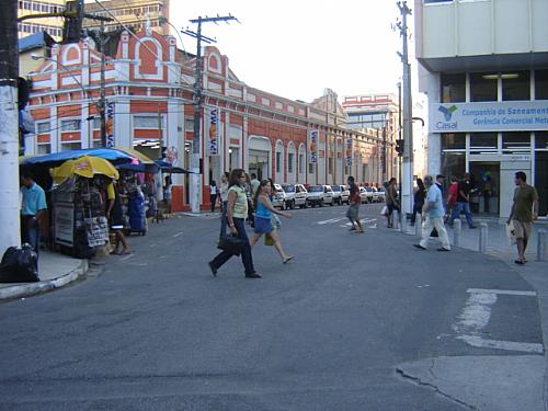 Pedestres atravessam fora da faixa no Centro de Maceió