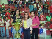 Vânia Paiva e Graça Calheiros entregaram troféu a Escola Evanda Carneiro