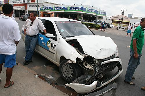 Taxista José Alfredo disse que colidiu após momento de desatenção