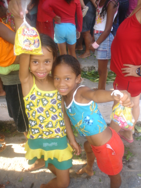 Dezenas de crianças saem as ruas em busca de doces no dia de Cosme e Damião