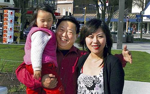 Qian Xun Xue com os pais, antes de ser abandonada