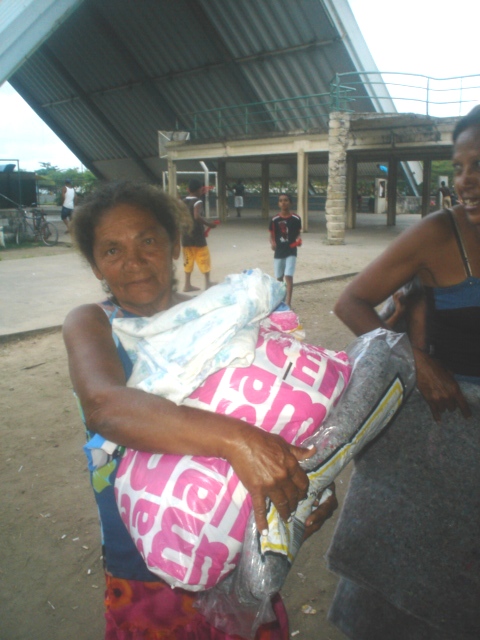 Desabrigada recebe cesta básica doada pela população alagoana