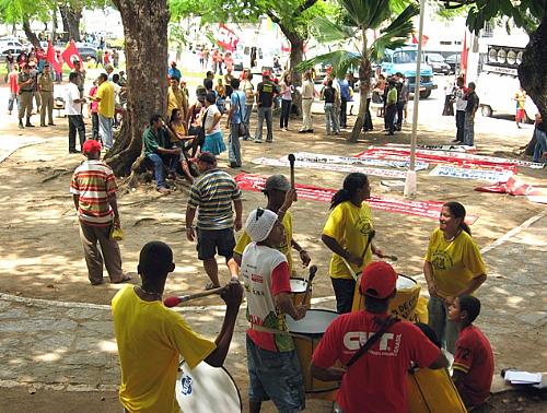 Servidores em greve realizam grande passeata nas principais ruas do Centro de Maceió