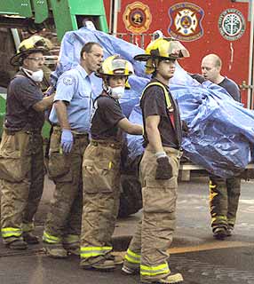 Homem foi retirado de casa graças a ajuda de bombeiros em Lansing, Michigan