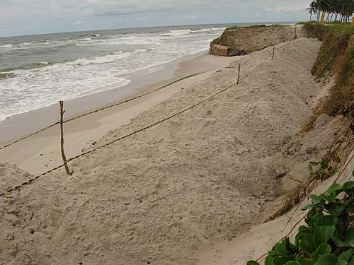 Maré expôs gasoduto da Algás na Praia do Pontal da Barra