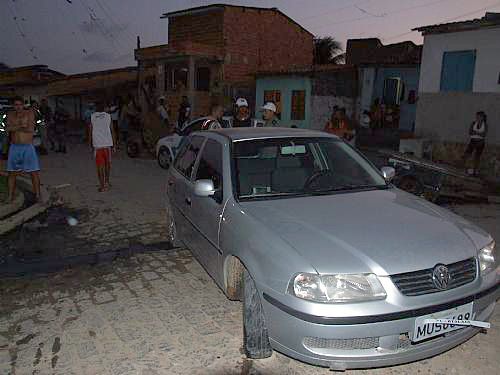 Veículo Gol foi abandonado depois que bandidos foram encurralados pelo polícia