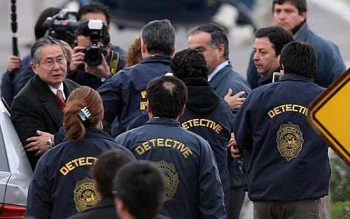 Agentes levam Fujimori para avião em que será levado ao Chile
