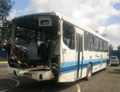 Parte traseira do ônibus da empresa Tropical ficou total destruído após a colisão
