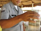 Sargento Rogério exibe amostra de microalgas