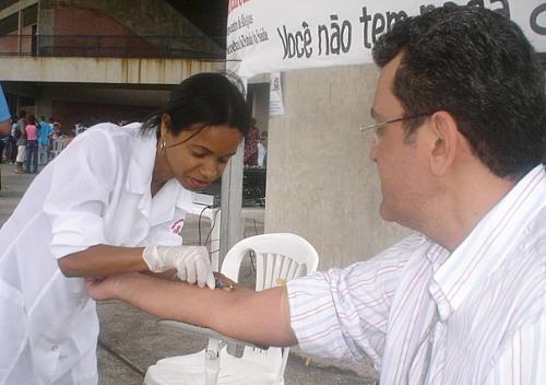Funcionários do Hemoal realizam coleta de doadores de medula