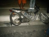 A moto ficou com a traseira destruida após a colisão