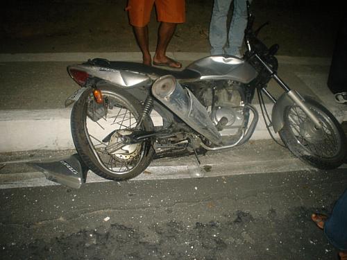 A moto ficou com a traseira destruida após a colisão