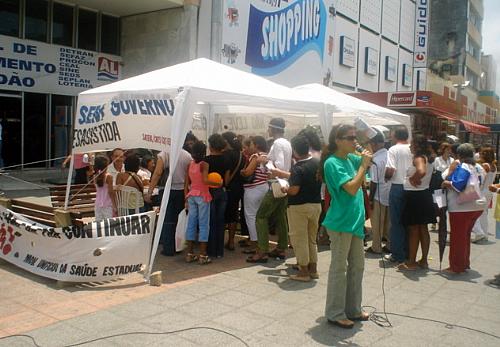 Servidores do Movimento Unificado realizam atendimento no Calçadão