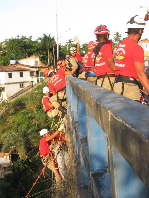 Duranet o treinamento, os bombeiros simulam salvamento de vítimas que estejam embaixo da ponte