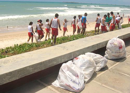Bombeiros dão início ao projeto Praia Limpa
