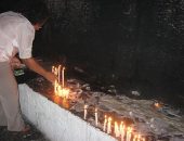 Visitantes acendem velas no Santuário Virgem dos Pobres